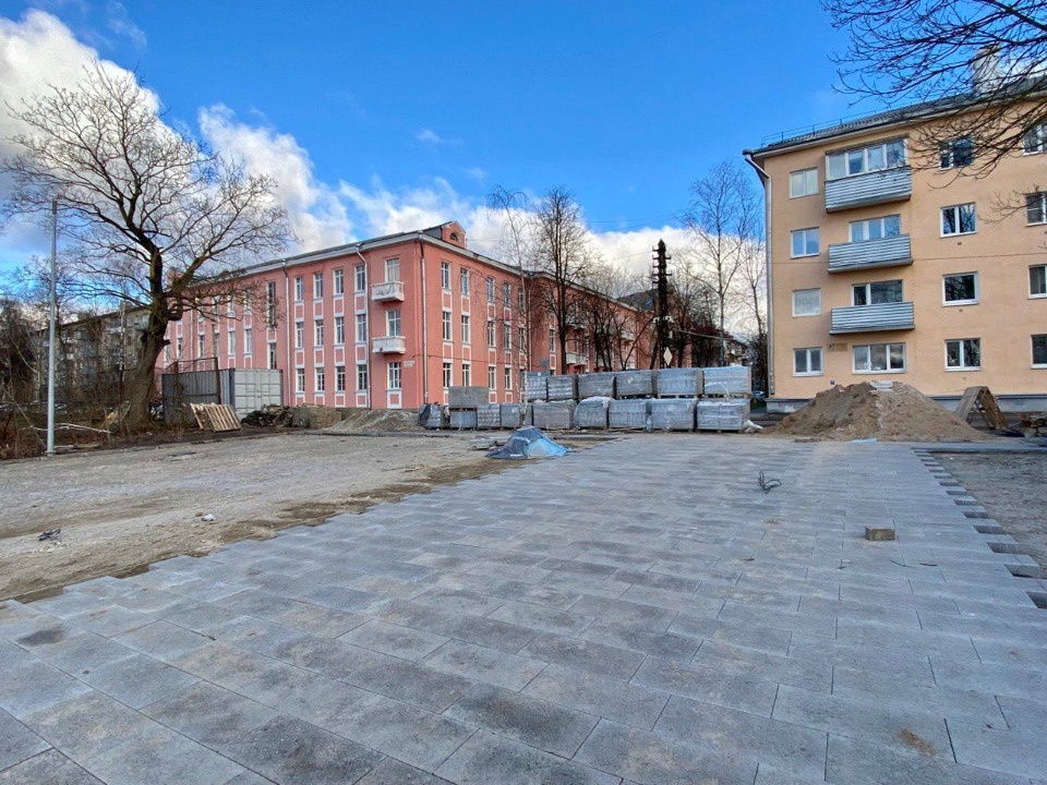 Гранитную плитку укладывают на смотровой площадке в Пскове