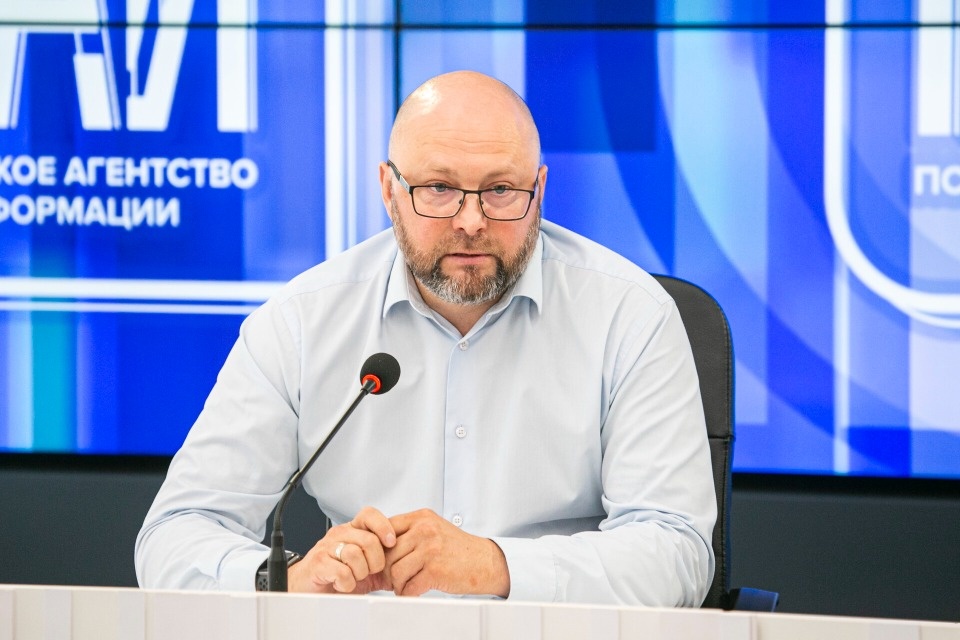 Идет строительство опор и свай нового моста через реку Великую в Пскове 