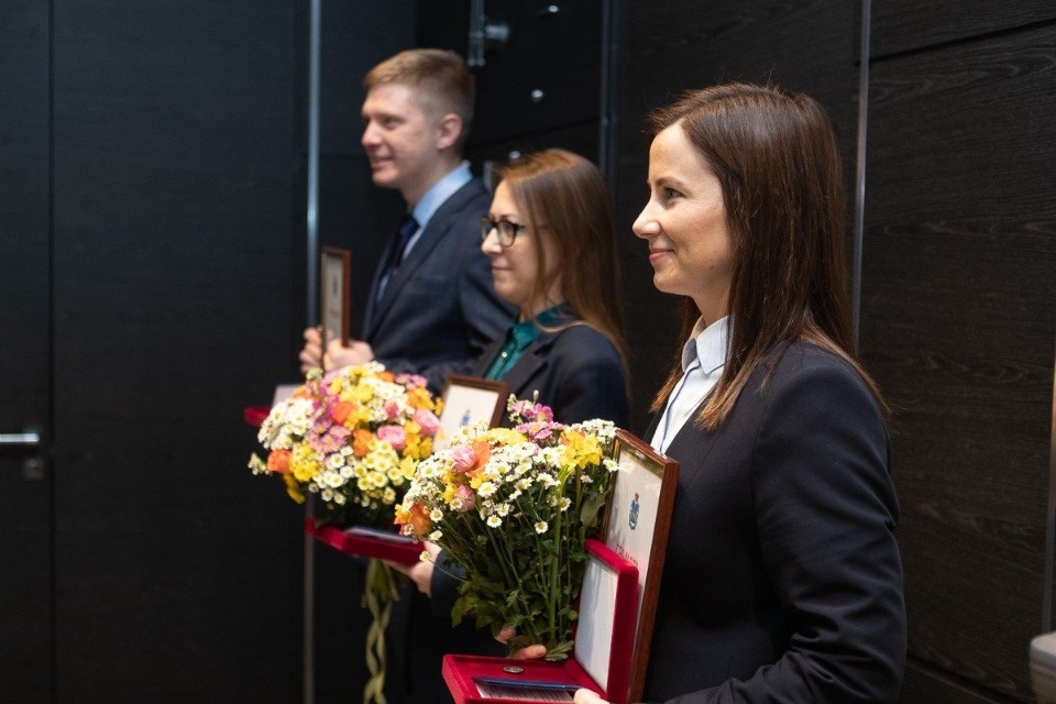 Михаил Ведерников вручил награды лучшим госслужащим Псковской области 