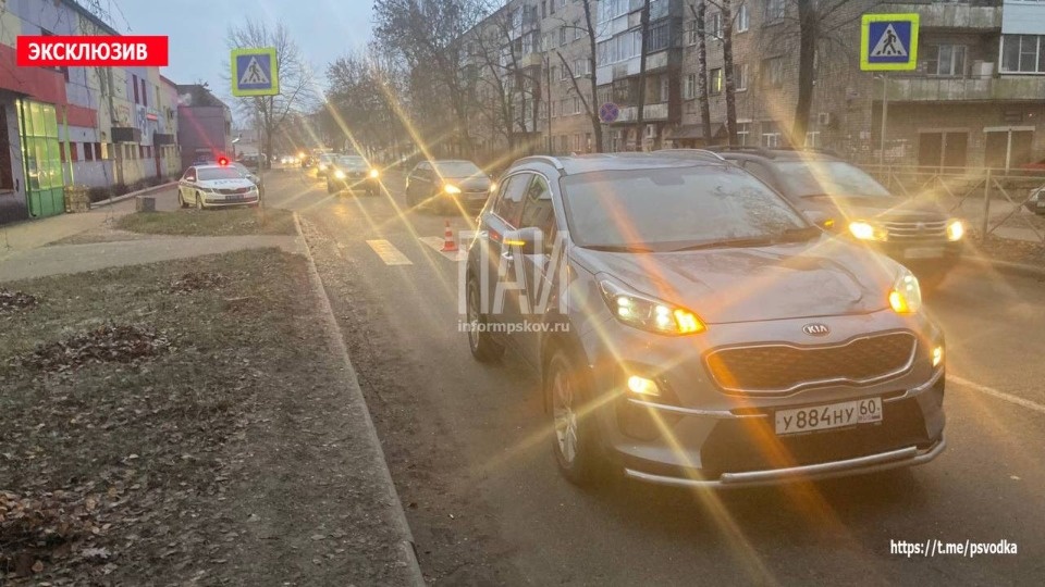 Внедорожник сбил женщину на пешеходном переходе в Пскове 