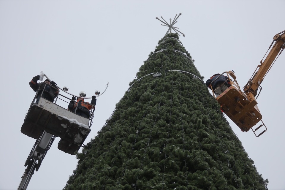 Главную новогоднюю елку начнут устанавливать в Пскове 2 декабря