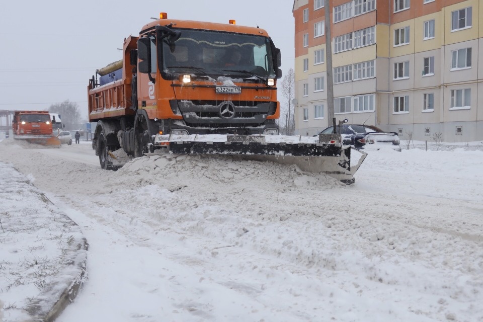Более 320 спецмашин подготовили в Псковской области для уборки снега на дорогах зимой Более 320 спецмашин подготовили в Псковской области для уборки снега на дорогах зимой