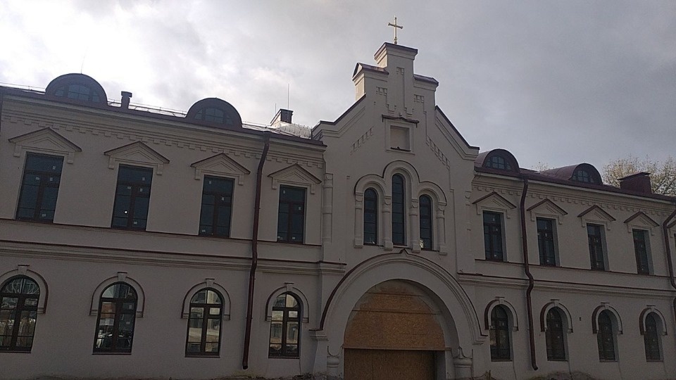 Завершается отделка фасадов Надвратного корпуса в Пскове