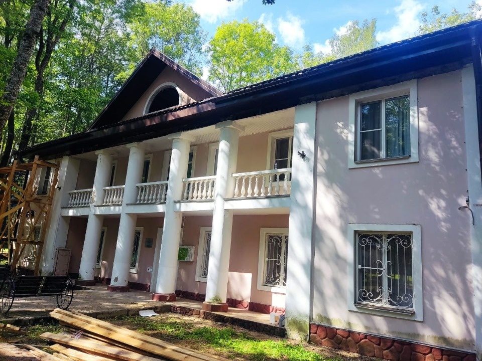 В санатории «Хилово» завершен ремонт крыши В санатории «Хилово» завершен ремонт крыши