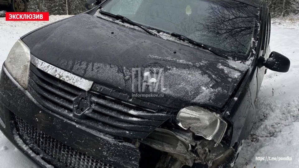 Две машины столкнулись на заснеженной трассе Санкт-Петербург – Псков – Невель Две машины столкнулись на заснеженной трассе Санкт-Петербург – Псков – Невель