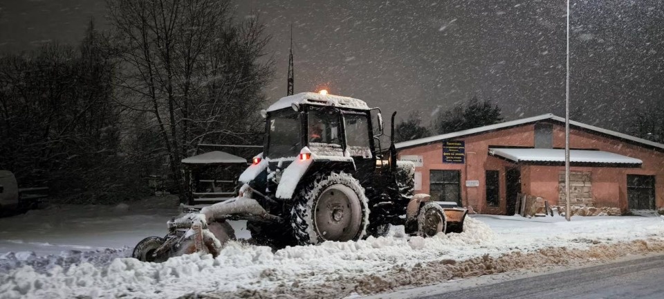 40 единиц техники и 45 рабочих задействованы в уборке снега в Пскове