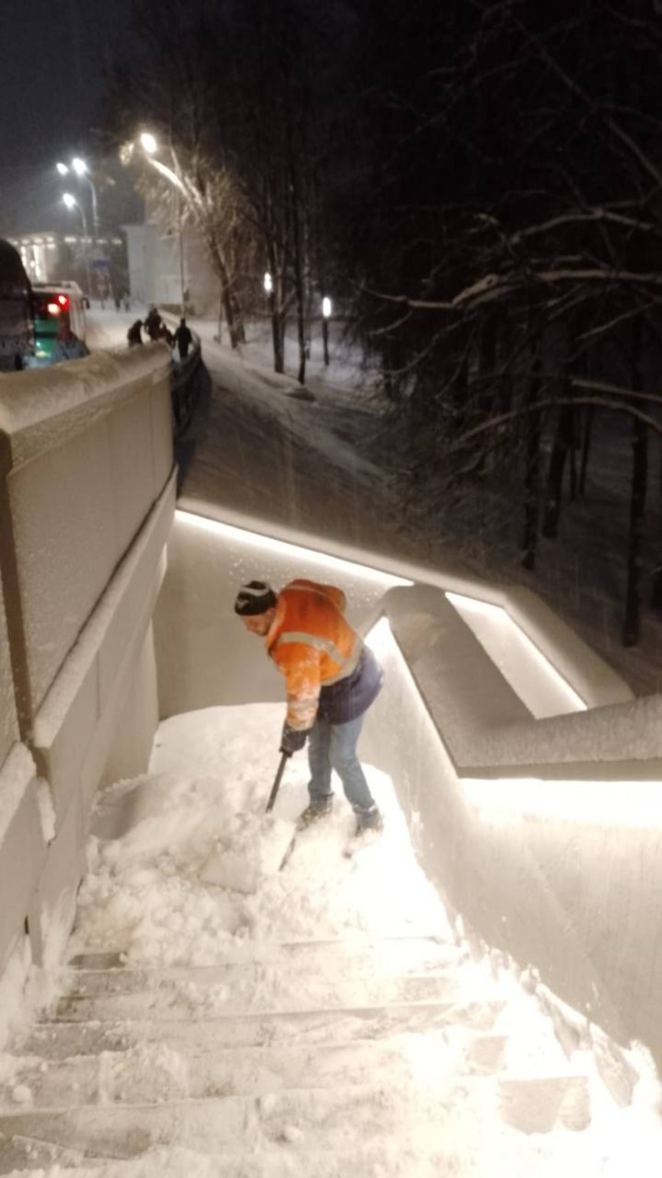 40 единиц техники и 45 рабочих задействованы в уборке снега в Пскове