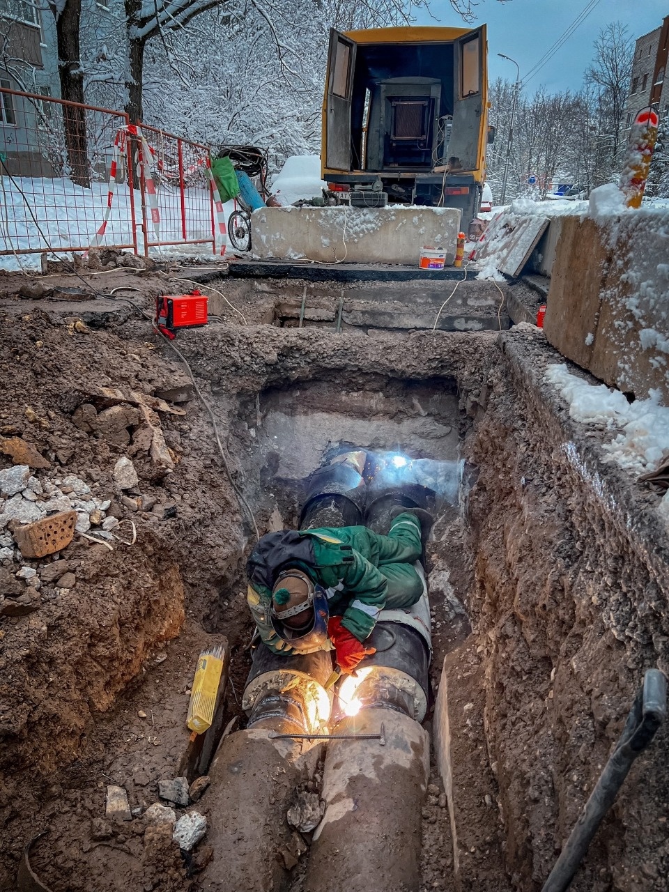 Подача тепла в жилые дома и Псковскую областную больницу восстановлена на Завеличье в Пскове