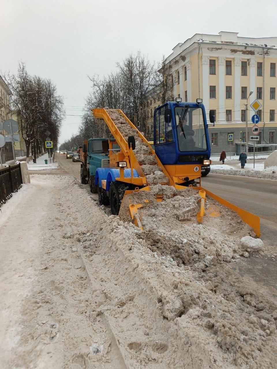Более 350 кубов снега вывезли с улиц Великих Лук за три дня