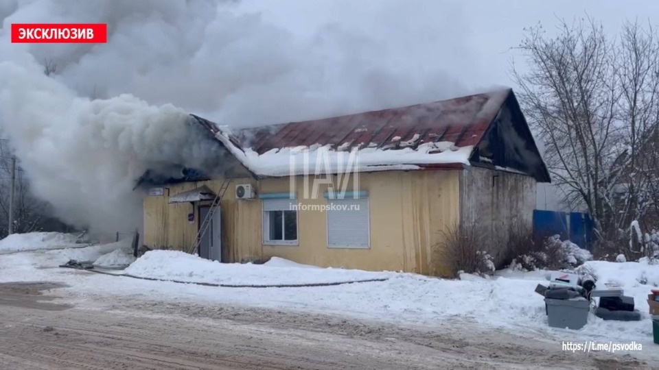 В Острове загорелся пункт выдачи заказов одного из маркетплейсов В Острове загорелся пункт выдачи заказов одного из маркетплейсов