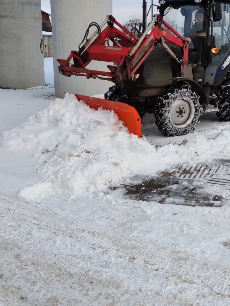 Девять дорожных машин убирают улицы Великих Лук от снега