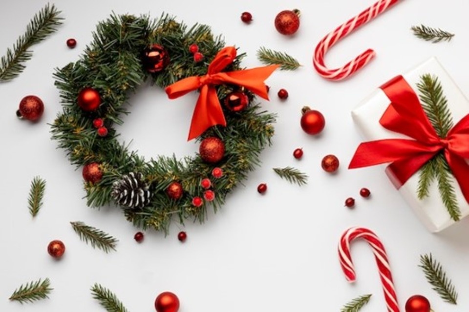 Новогодние композиции из цветов: Создание волшебства в вашем интерьере