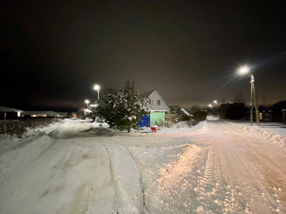 В микрорайоне Паневик в Пскове установили уличное освещение