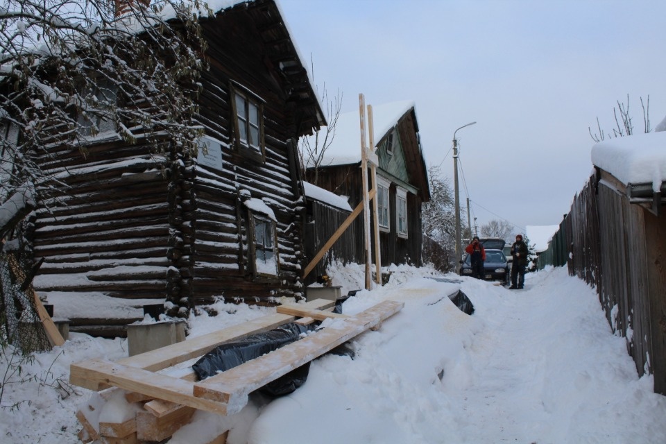 Противоаварийные работы стартовали в Стрелецком домике в Печорах