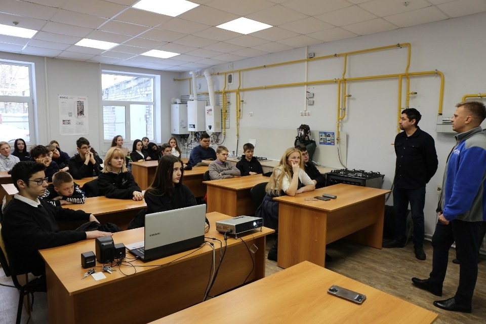 Псковские газовики проводят профориентационные экскурсии для школьников