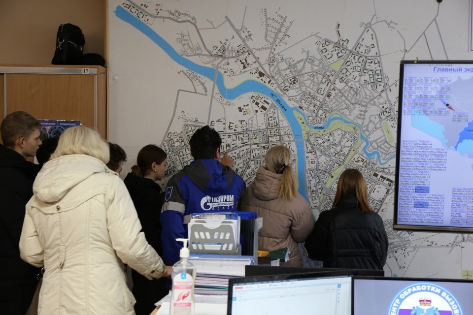 Псковские газовики проводят профориентационные экскурсии для школьников