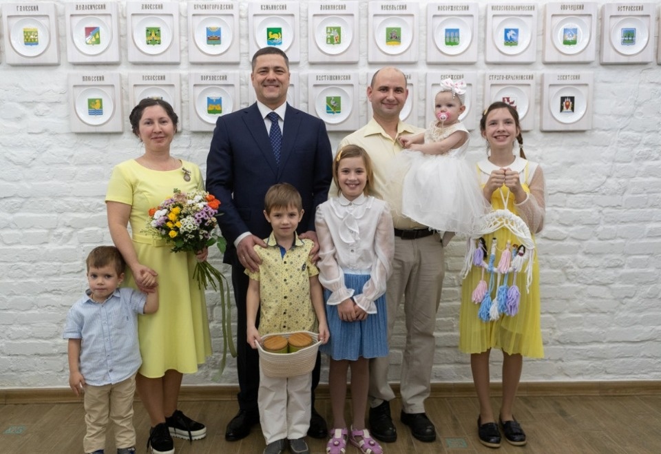 Двум многодетным семьям вручили медали «Родительская слава Псковской области»