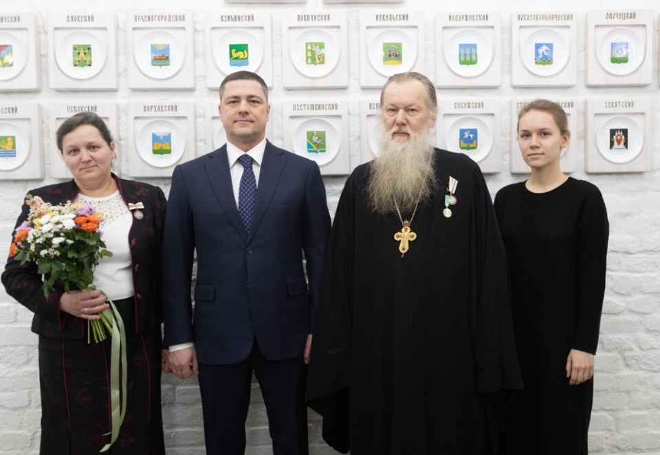 Двум многодетным семьям вручили медали «Родительская слава Псковской области»