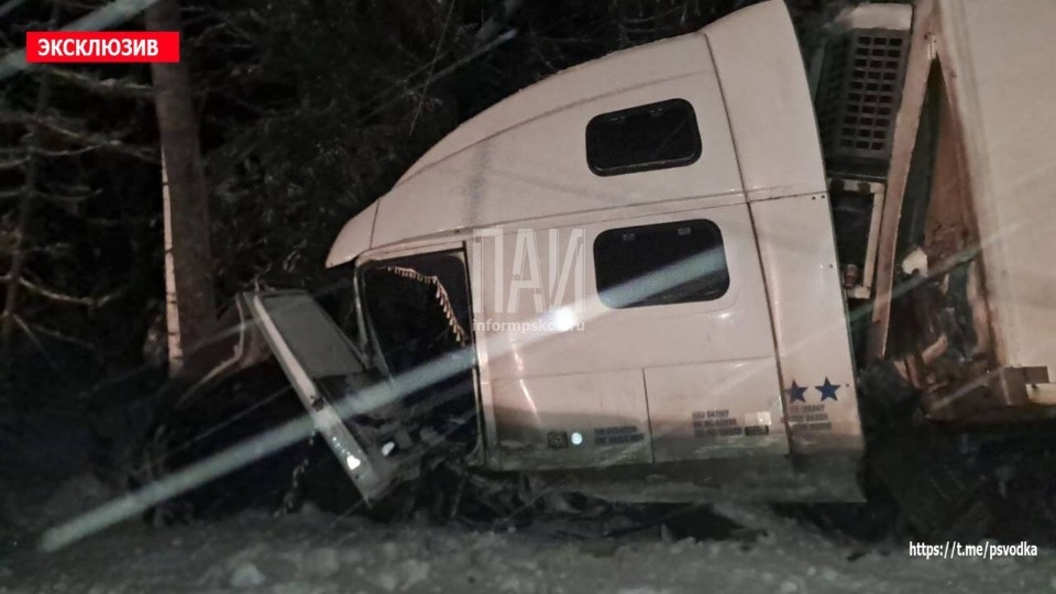 Петербуржец погиб в тройном ДТП в Стругокрасненском районе Петербуржец погиб в тройном ДТП в Стругокрасненском районе