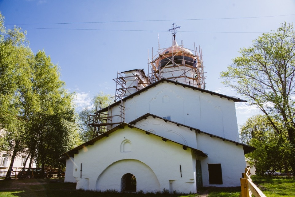 Фрагменты фресок 14 века обнаружили в церкви Николы со Усохи в Пскове