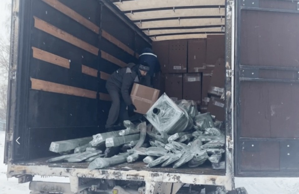 Новогоднюю ель привезли в Великие Луки