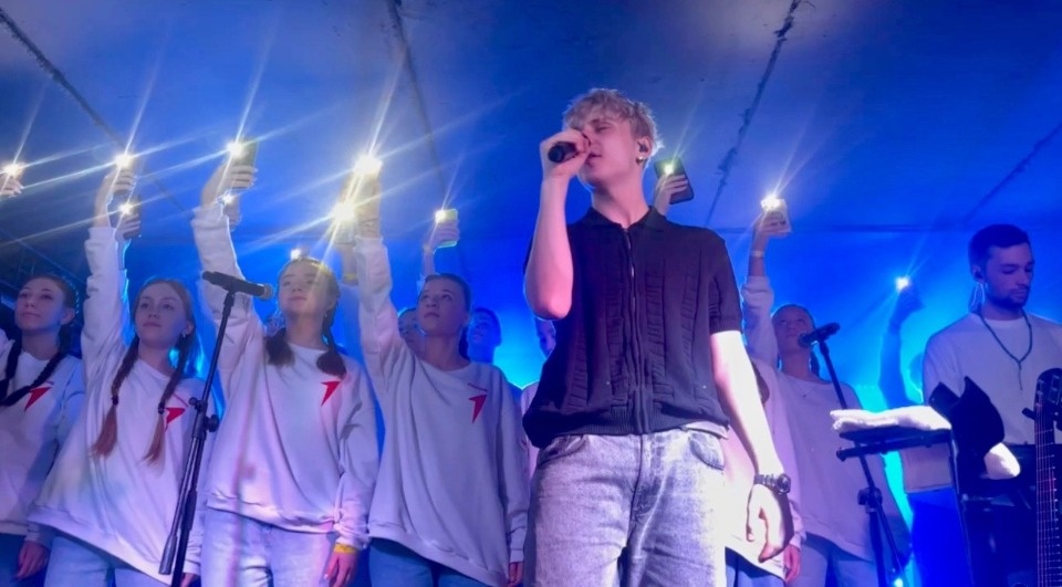 Певец Ваня Дмитриенко отправился в тур с печорским хором «ЛаккиЛайк»