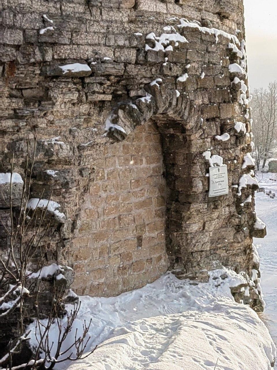 Каменной кладкой заложили проемы Гремячей башни в Пскове