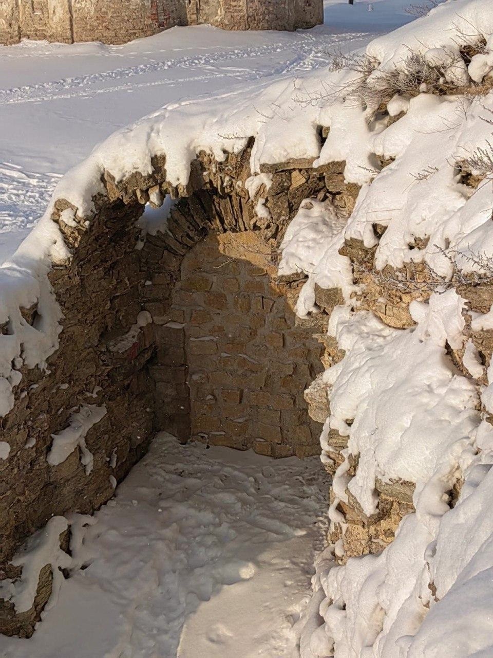 Каменной кладкой заложили проемы Гремячей башни в Пскове