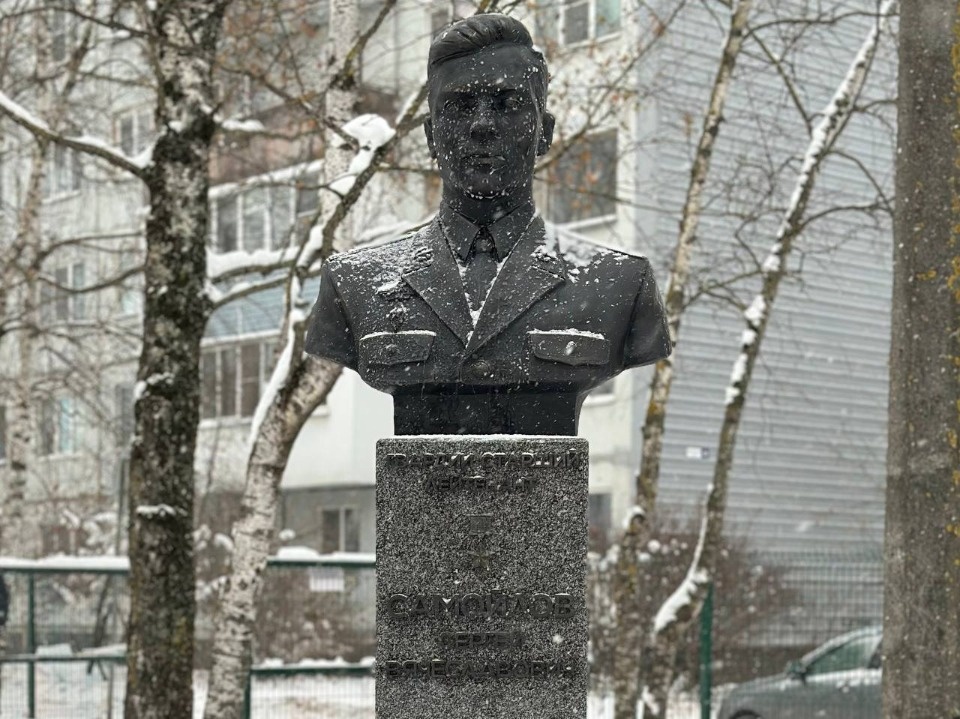 Бюст Герою России установили во дворе лицея в Пскове 