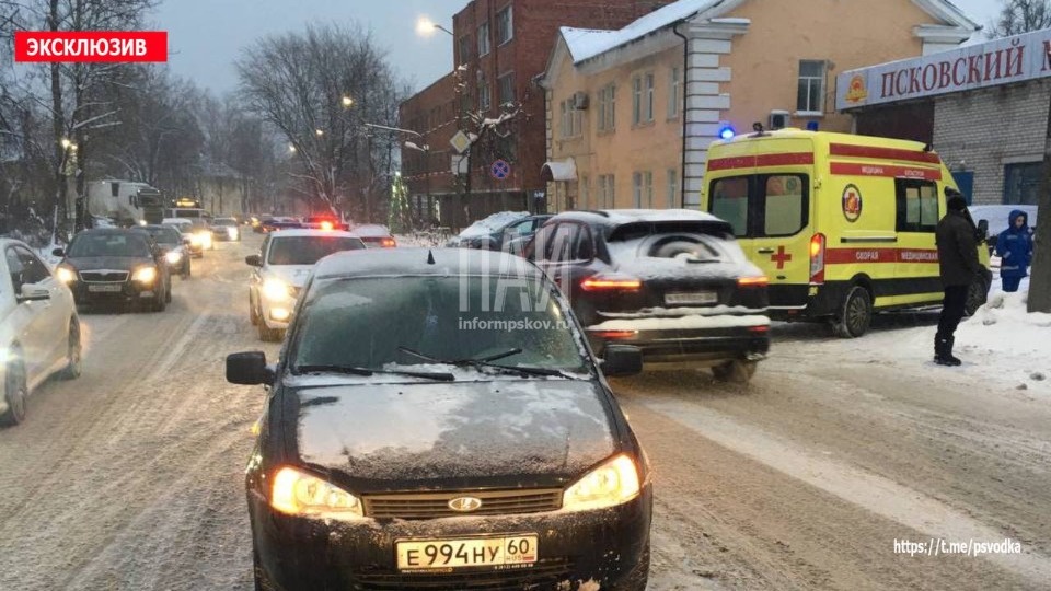 Двух школьниц сбили на пешеходном переходе в Пскове