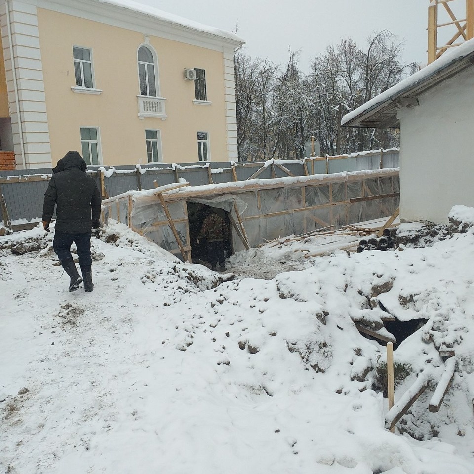 У церкви Николы со Усохи в Пскове установили «тепляк» для работы в зимний период