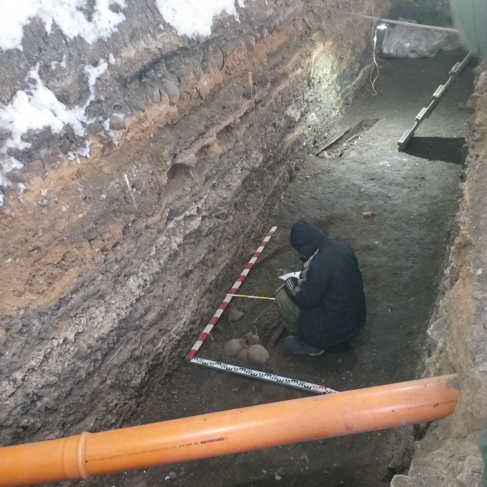 У церкви Николы со Усохи в Пскове установили «тепляк» для работы в зимний период