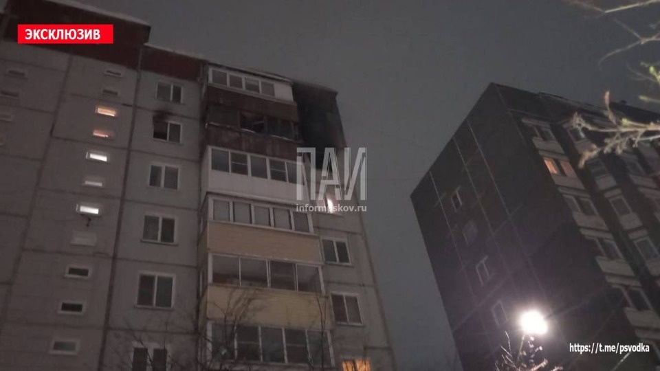 Семерых взрослых и двух детей эвакуировали из-за пожара в многоэтажке Пскова