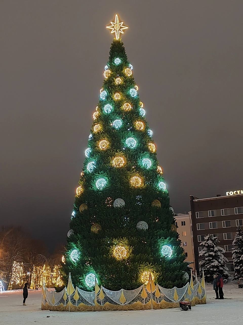 На городской ёлке в Великих Луках в тестовом режиме включили иллюминацию