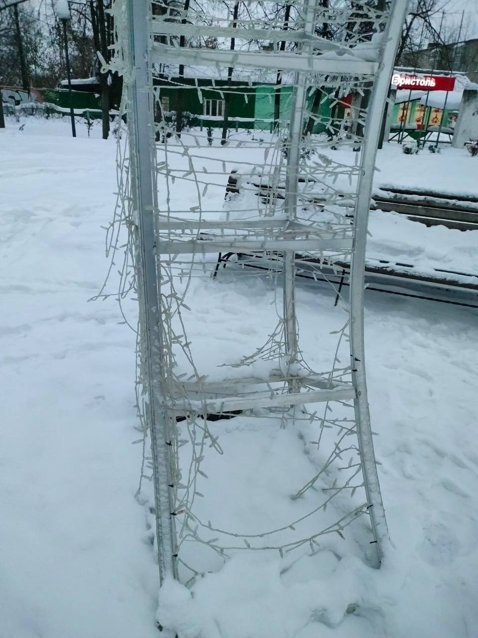 Вандалы разорвали гирлянду на новогодней арке в Великих Луках