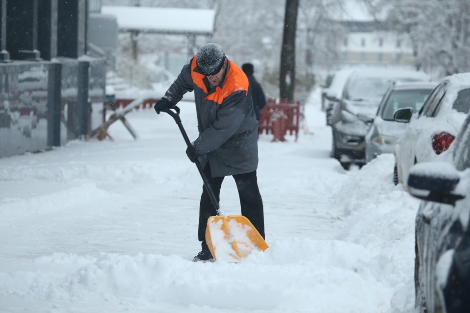 В Пскове после оттепели обработают тротуары