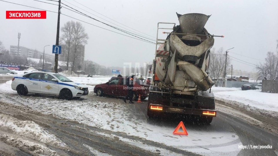 В Пскове столкнулись иномарка и бетоновоз