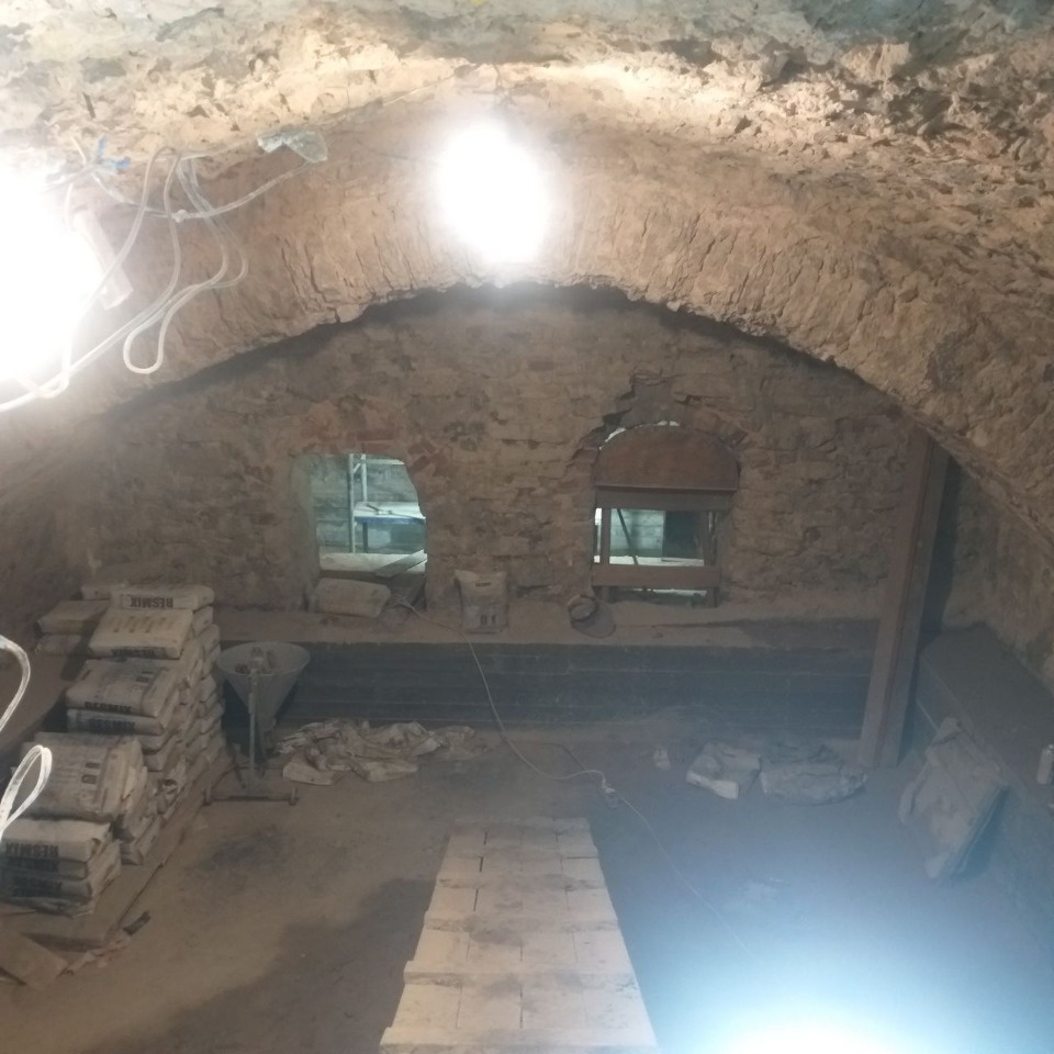 Реставраторы работают с росписями церкви Лазаревской церкви в Печорах