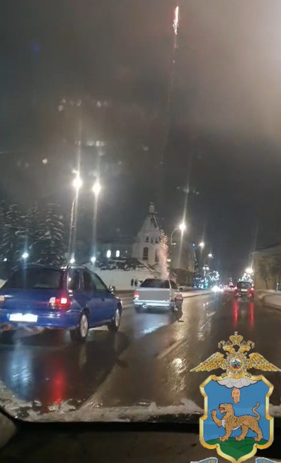 Полицейские установили псковичей, запустивших салют из салона движущегося автомобиля