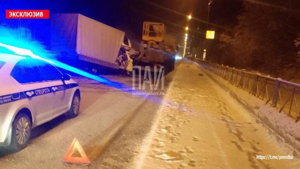 Уснувший за рулем водитель иномарки врезался в фуру в Стругокрасненском районе Уснувший за рулем водитель иномарки врезался в фуру в Стругокрасненском районе