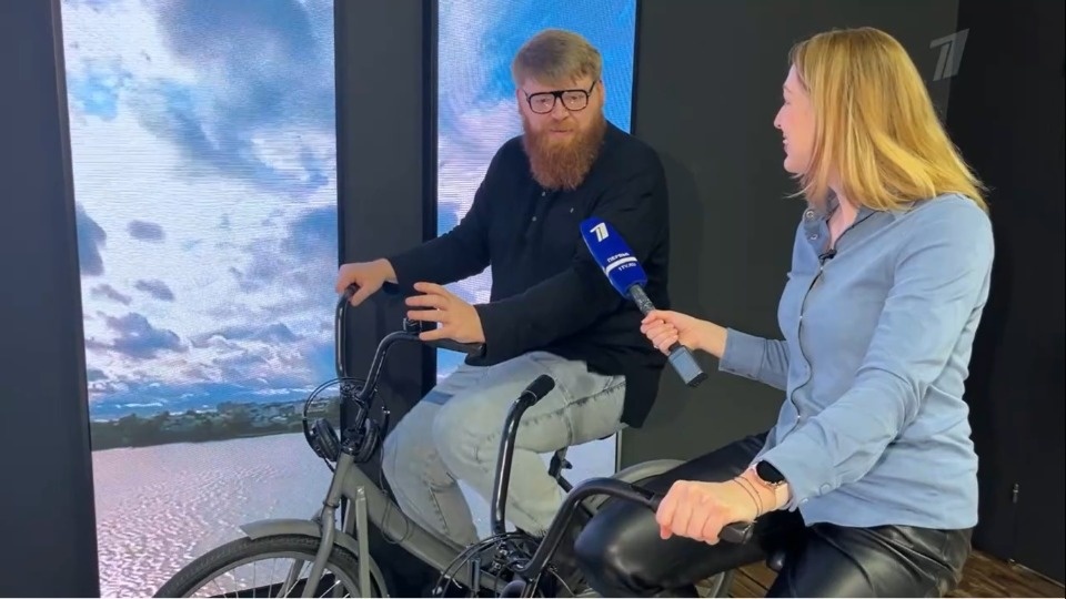 Съемочная группа «Первого канала» заглянула на стенд Псковской области на выставке «Россия»