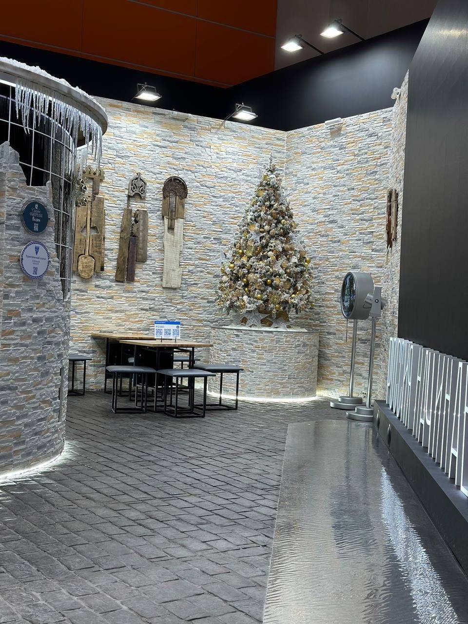 К новогодним праздникам подготовили стенд Псковской области на выставке «Россия»