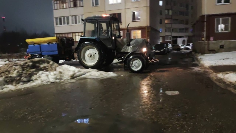 Тротуары в Пскове обрабатываются противогололедными материалами