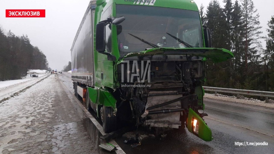 Три человека погибли в результате ДТП с участием фуры в Пустошкинском районе