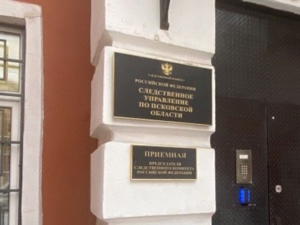 Тело мужчины с признаками насильственной смерти обнаружили в подъезде дома в Невеле