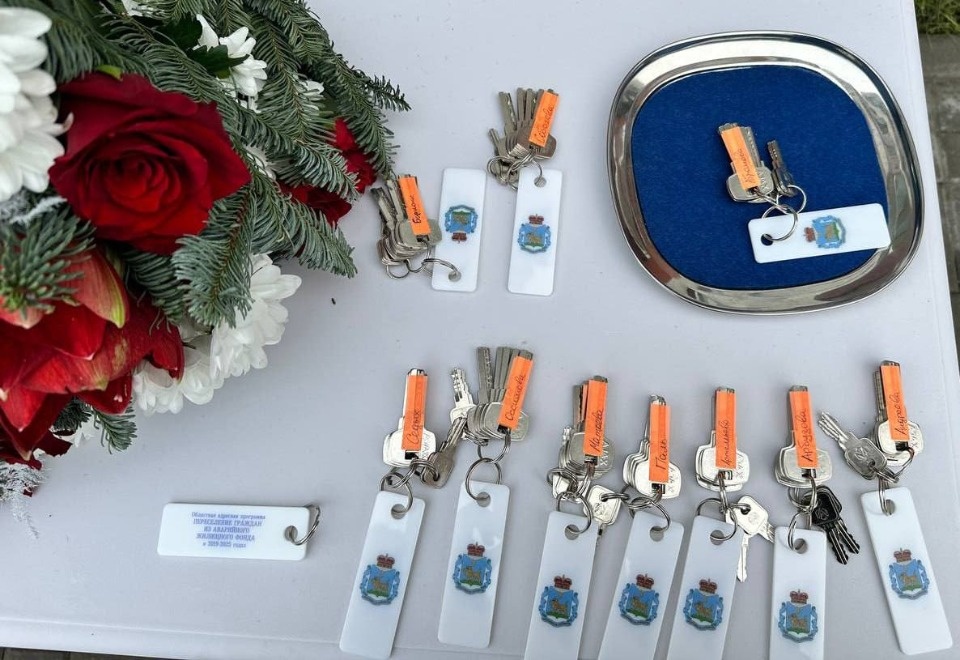 Губернатор Псковской области вручил ключи от квартир бывшим жителям аварийного жилья