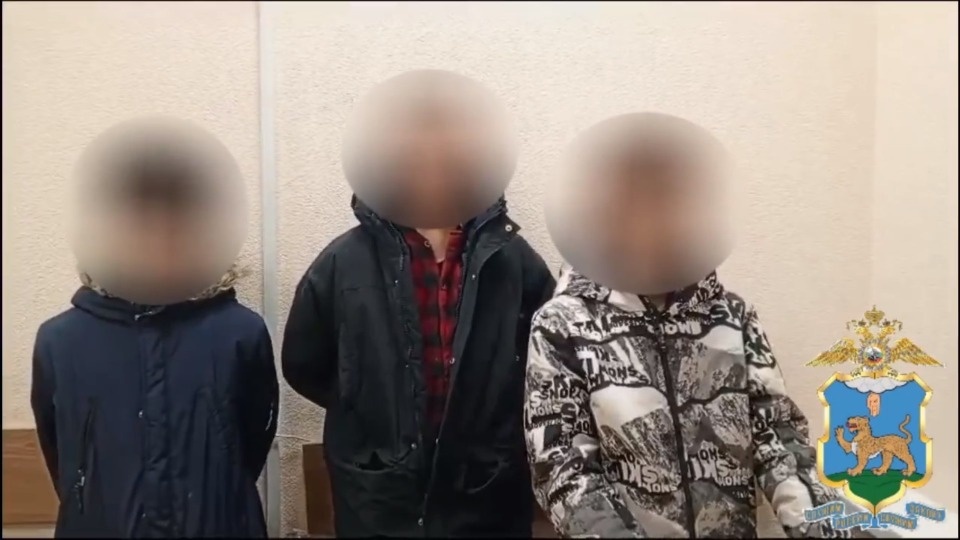 В Пскове трое школьников затушили Вечный огонь снежками В Пскове трое школьников затушили Вечный огонь снежками