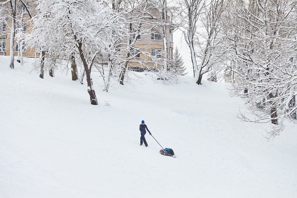 Родителей призвали следить за детьми на импровизированных горках в Пскове