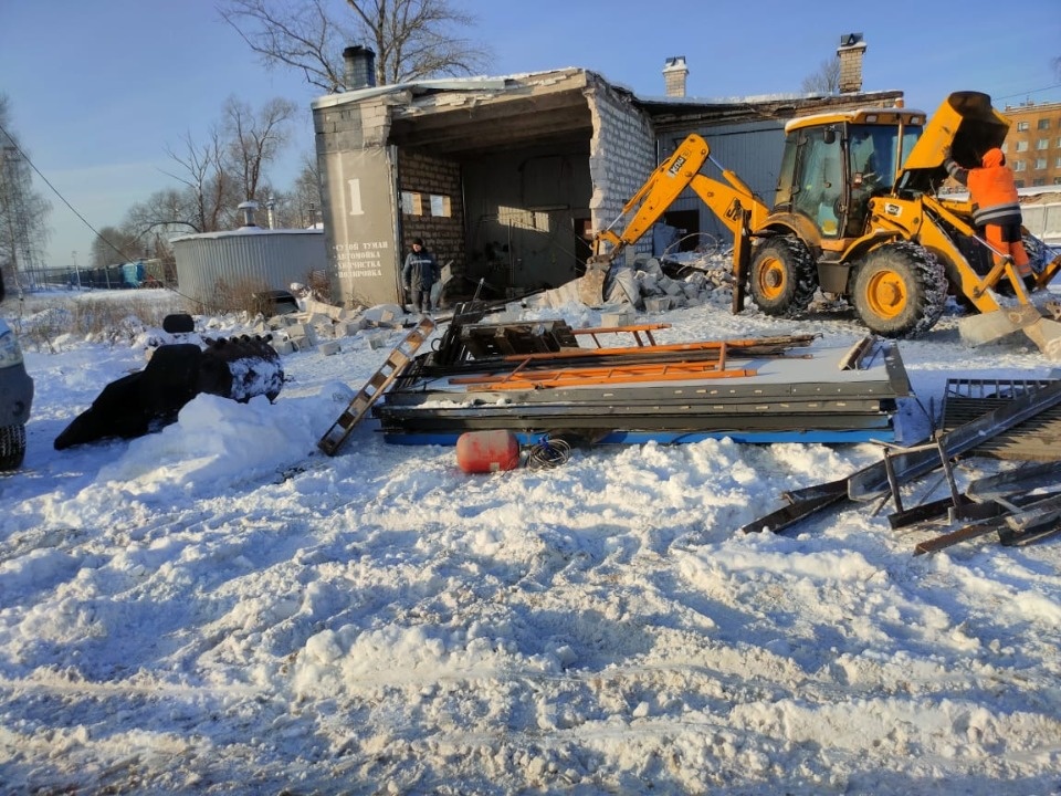Незаконную автомойку снесли недалеко от железной дороги в Пскове