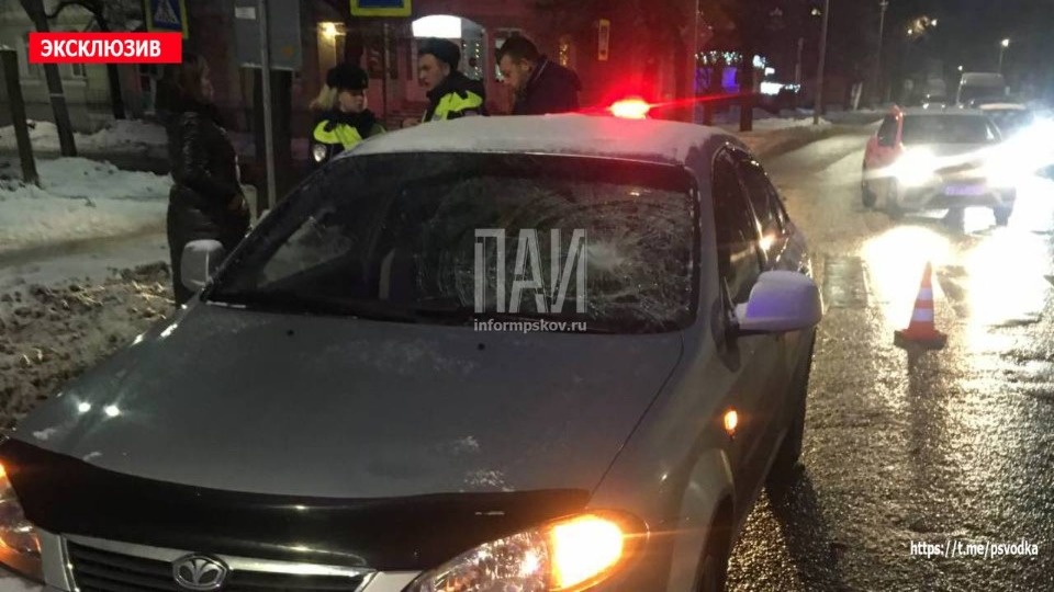 Пешеход попала под колеса легковушки в Пскове